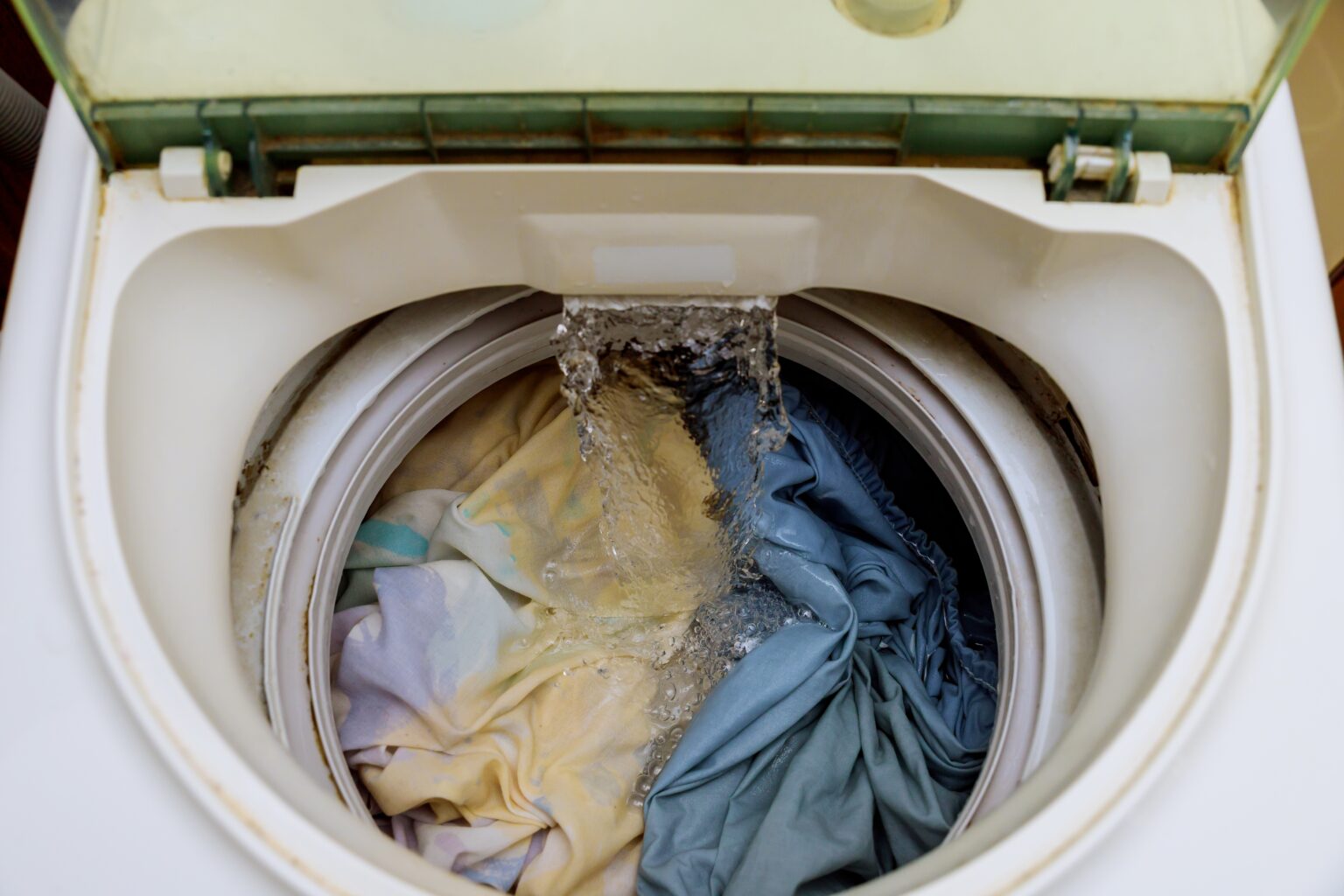 how-to-avoid-soap-residue-on-clothes-from-a-washing-machine